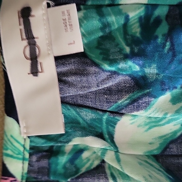 NEW! LOFT Tropical Floral V-neck Blouse Top Large. - Picture 3 of 3